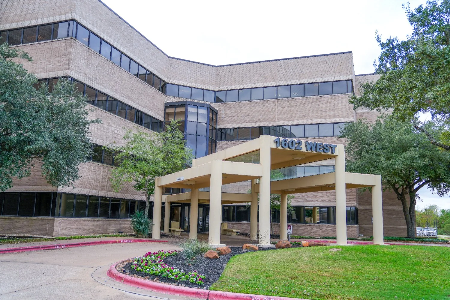 Exterior de la clínica ABC de College Station, en el centro comercial « HealthPoint »