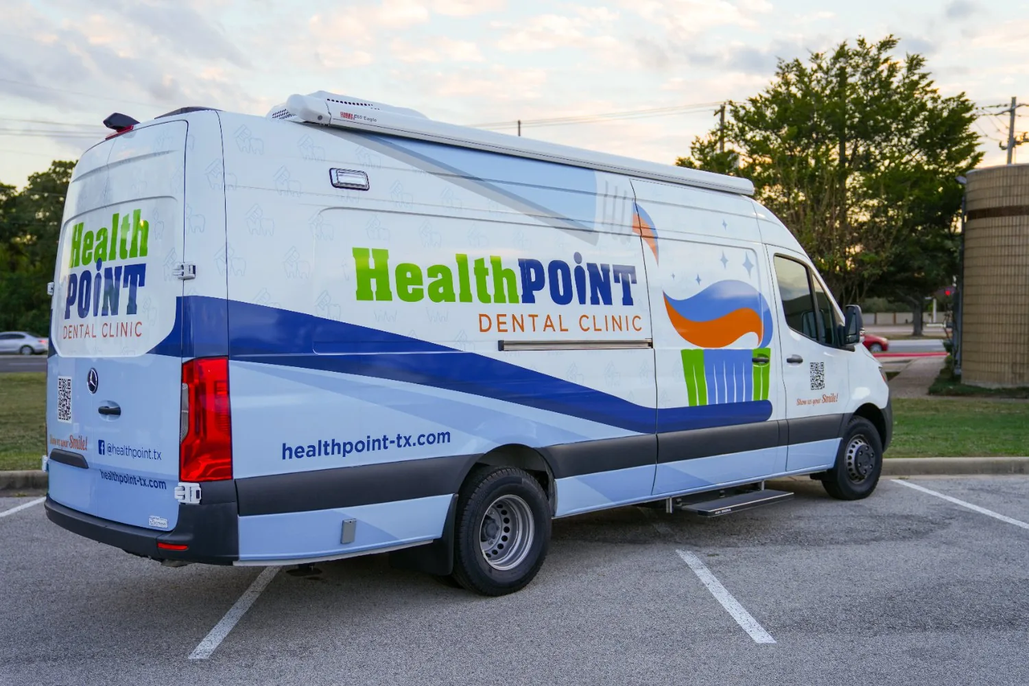El vehículo de la clínica dental móvil « HealthPoint »