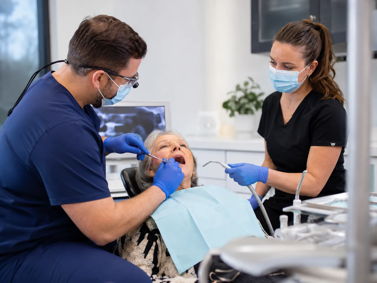 Un equipo dental que atiende a un paciente